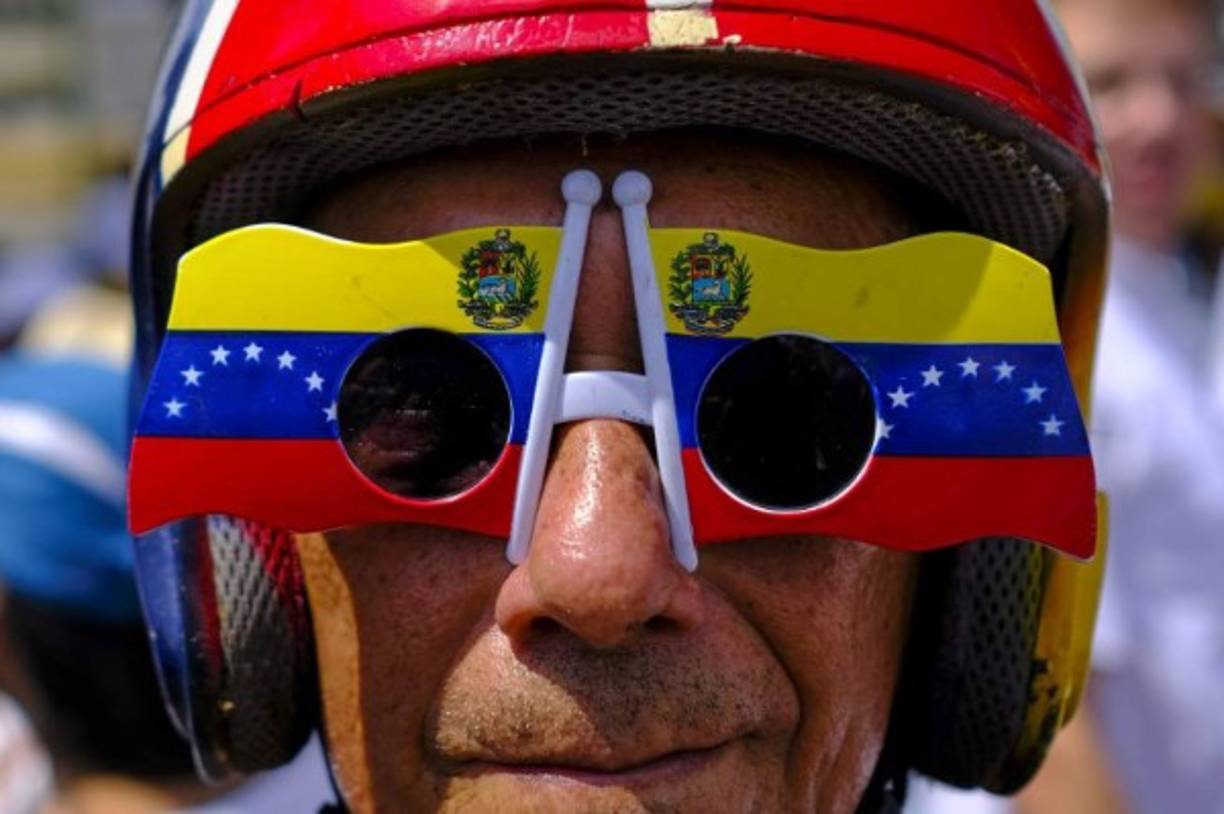 Guaidó regresa tras una frustrada operación para hacer entrar toneladas de medicamentos y medicinas, bloqueadas por los militares en medio de disturbios que dejaron siete muertos y cientos de heridos.