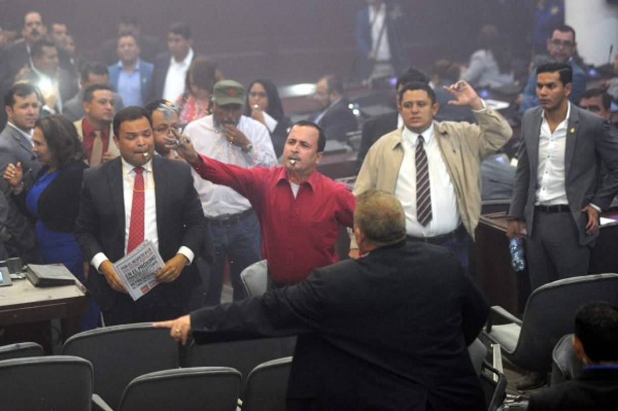 Varios diputados hicieron un nuevo llamado a los líderes del Partido Nacional (PN) y de Libre, para que hablen por el bien del país.