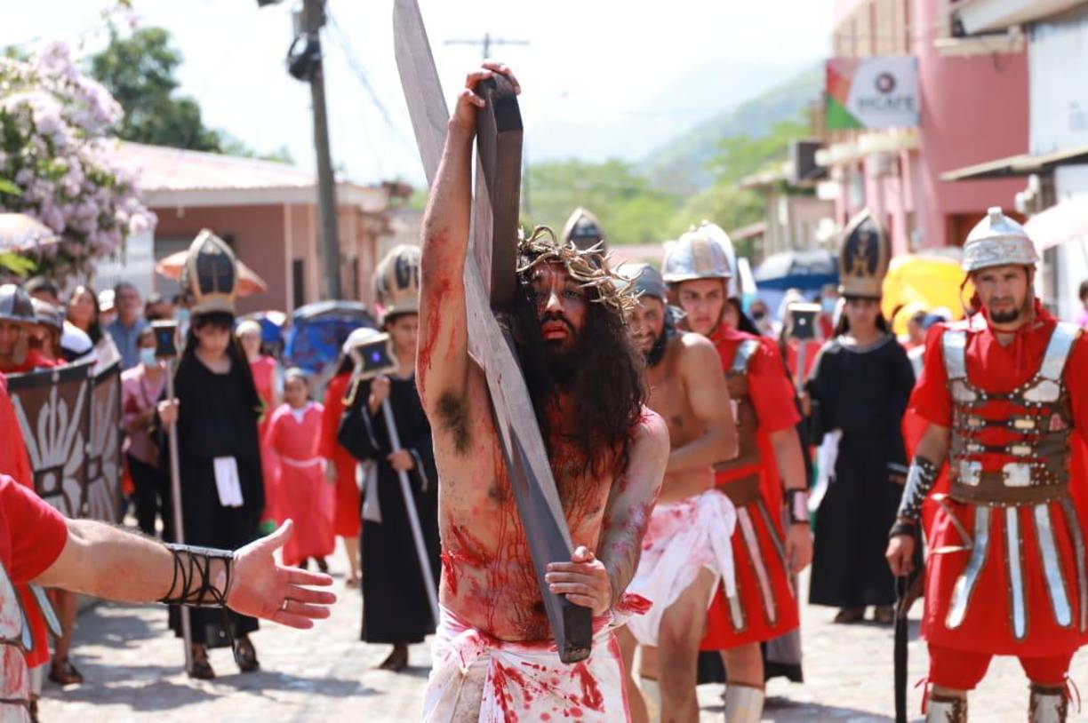 Viacrucis en Trinidad, Santa Bárbara. Fotografía: La Prensa / Melvin Cubas