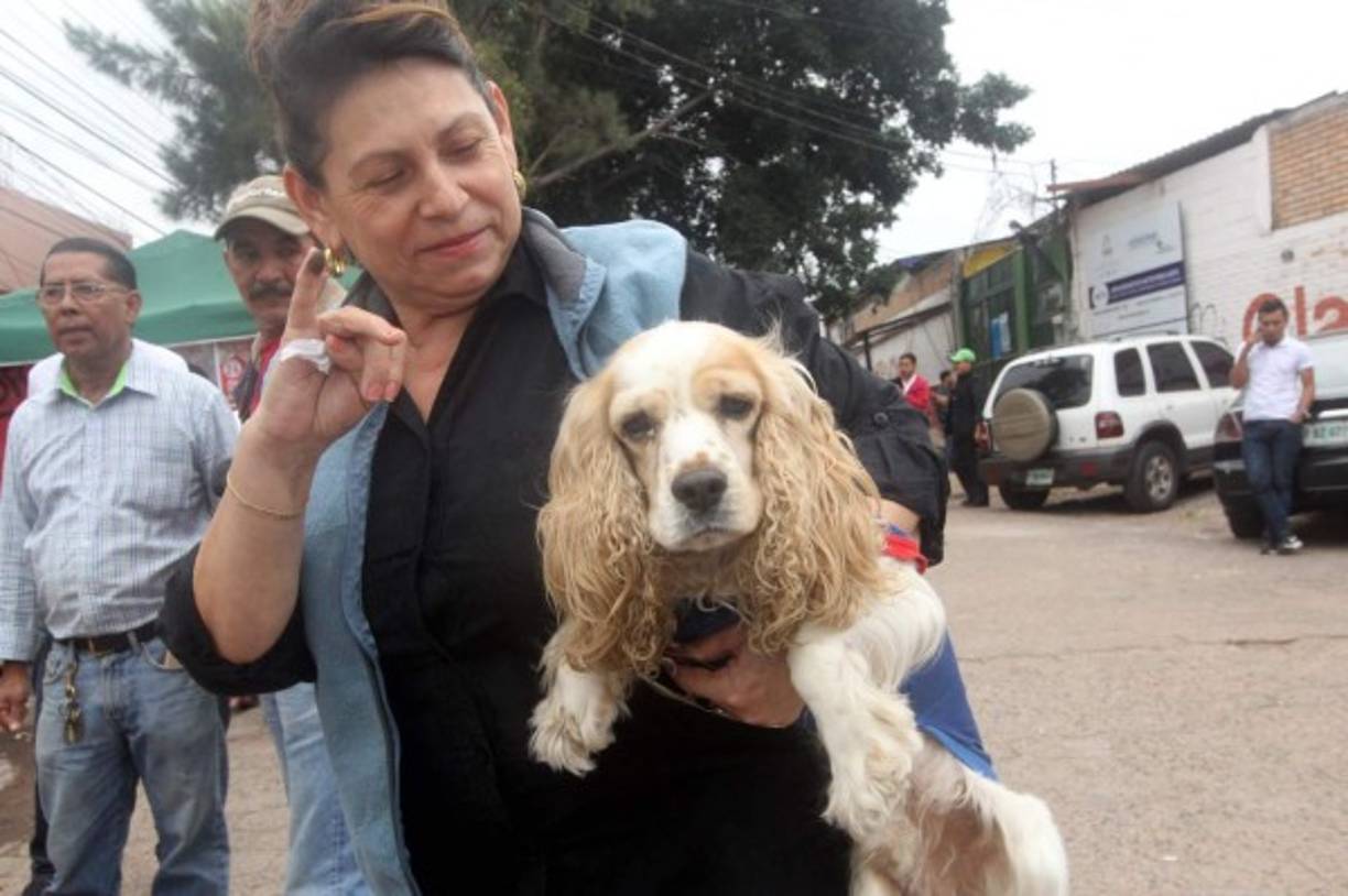 Esta señora posó muy feliz tras votar con su mascota.