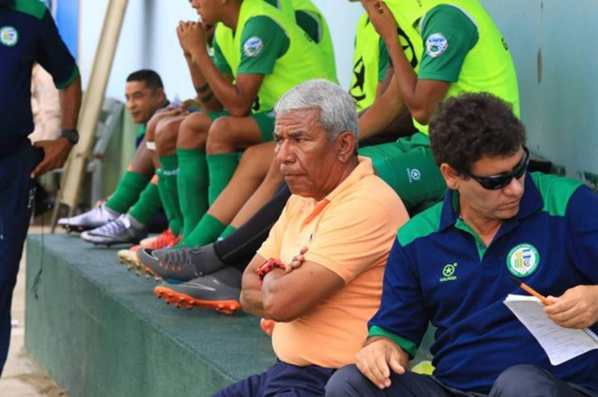 Héctor Castelló, debutó en el banquillo del Juticalpa.