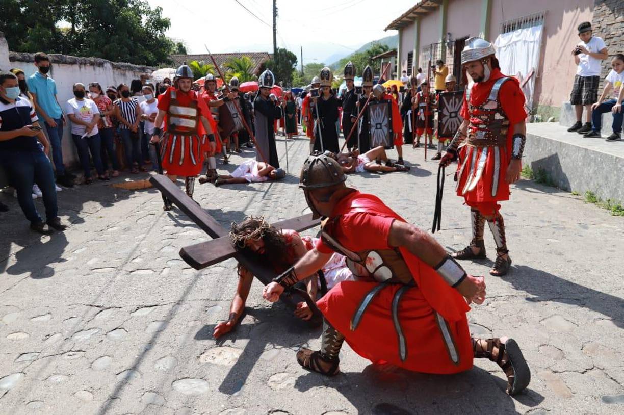 Viacrucis en Trinidad, Santa Bárbara. Fotografía: La Prensa / Melvin Cubas