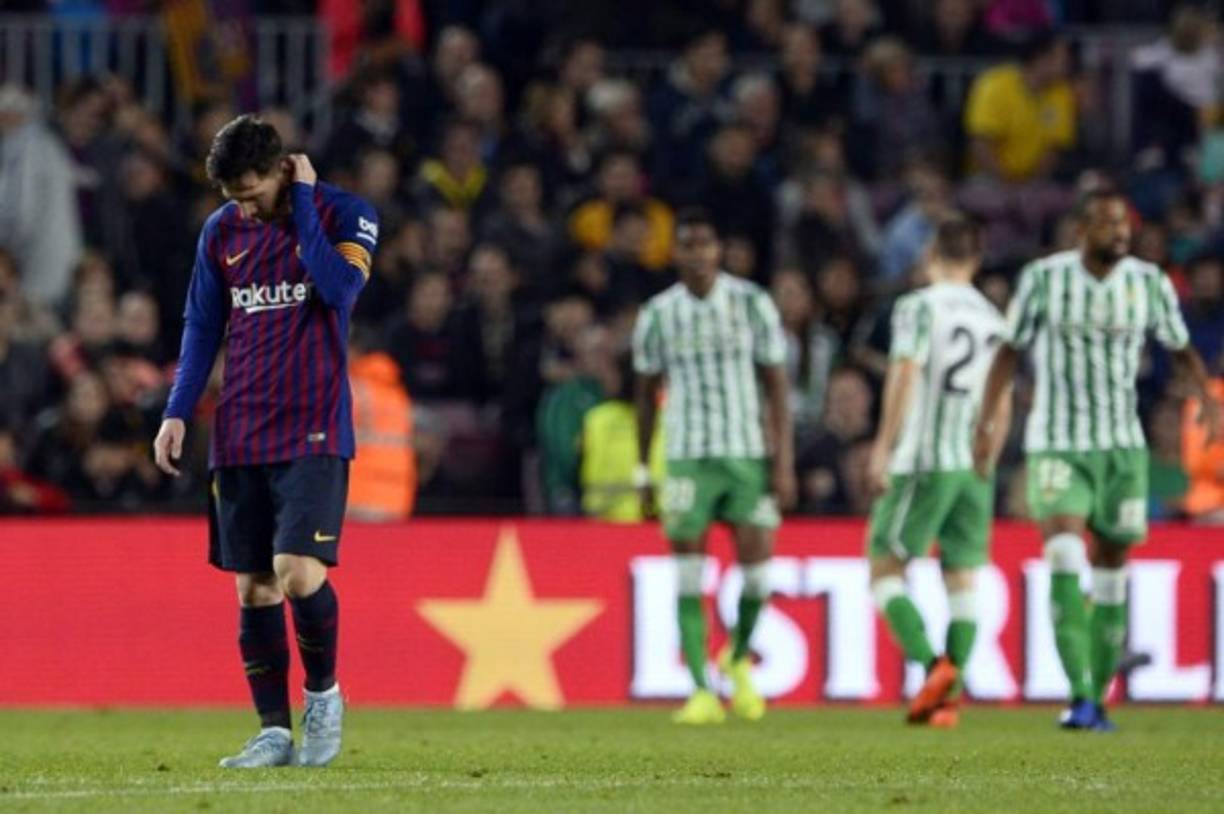 Tras el pitazo final, Lionel Messi salió decepcionado con la derrota.