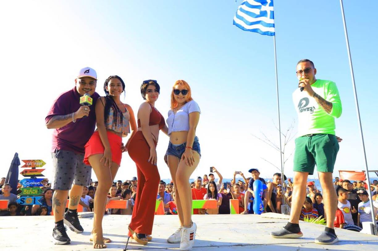 Brian Mendez y Mario Velásquez, de Power FM, junto a estas bellas chicas que demostraron sus mejores pasos de baile. 