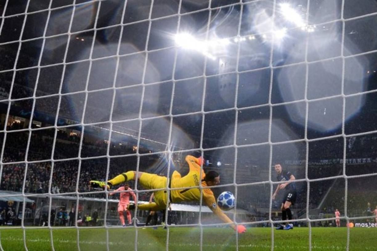 Momento en que el brasileño Malcom anotaba el gol del Barcelona. Fue el único disparo que no pudo detener el arquero del Inter.