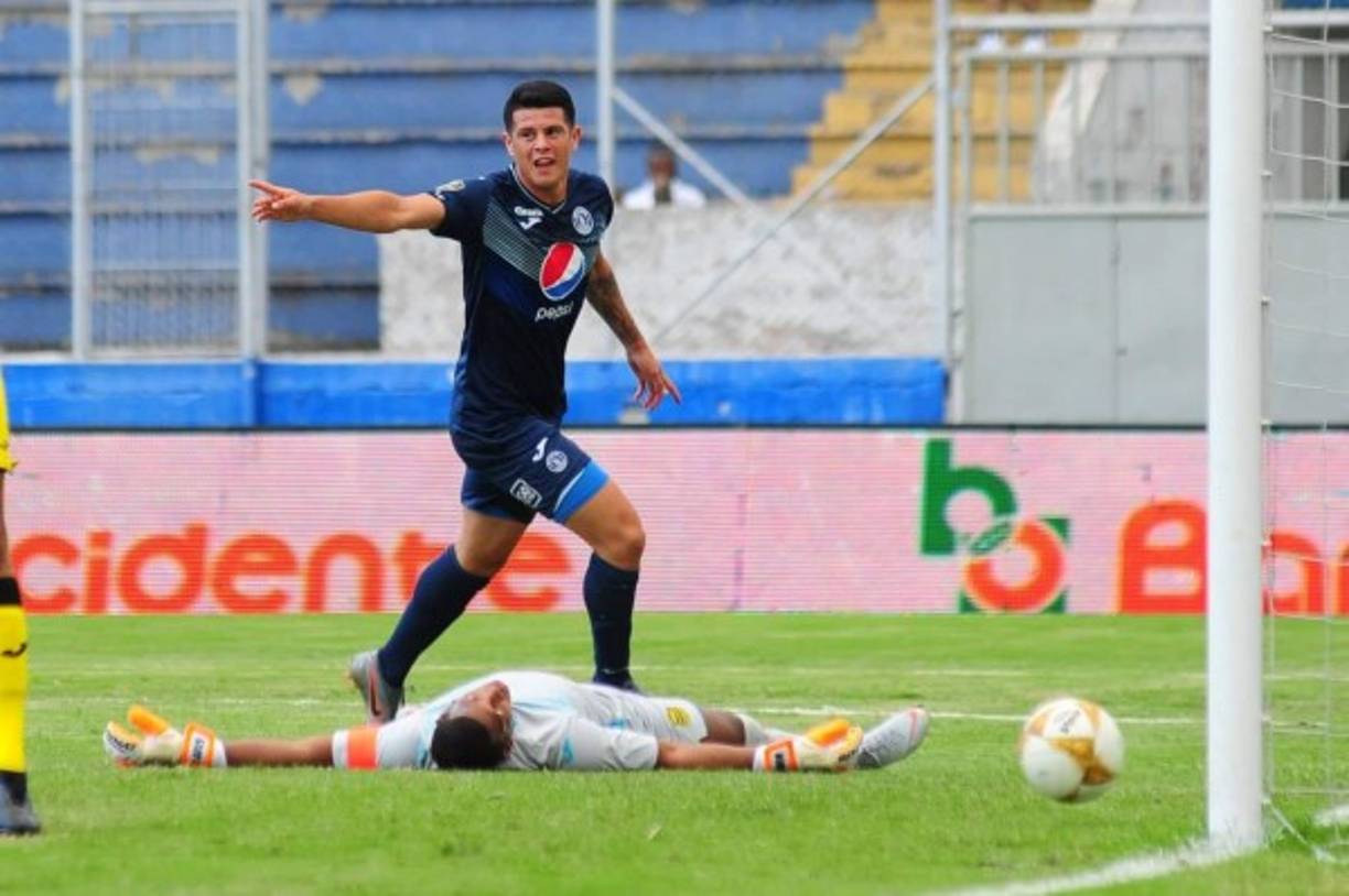 Así quedó Luis 'Buba' López, portero del Real España, tras el gol del paraguayo Marcelo Estigarribia que se dispone a celebrar.