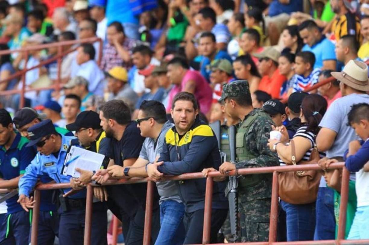 Lamentablemente el cuerpo técnico del Real España fue agredido con insultos y algunos lanzamientos de objetos en las graderías del estadio Juan Ramón Brevé.