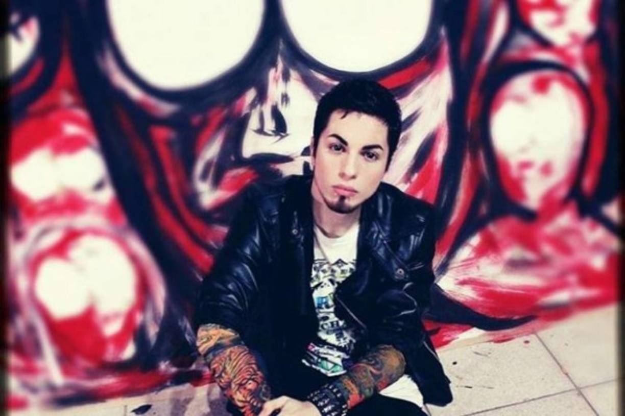 Se llama Luis Padrón, tiene 25 años y su obsesión por los seres élficos lo han llevado a una impresionante transformación.