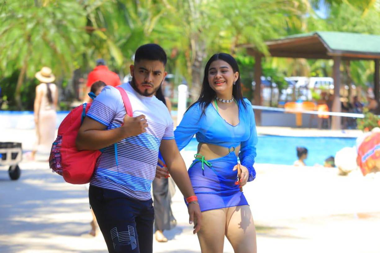 Allí, sus múltiples playas lucen abarrotadas por turistas que buscan el sol y los hoteles con piscinas. 