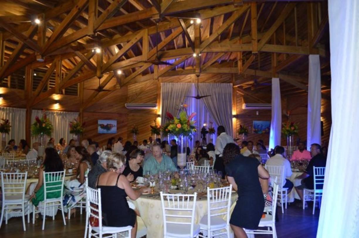 Los invitados degustaron una cena tropical en un ambiente acogedor y lleno de distinción de caribe.