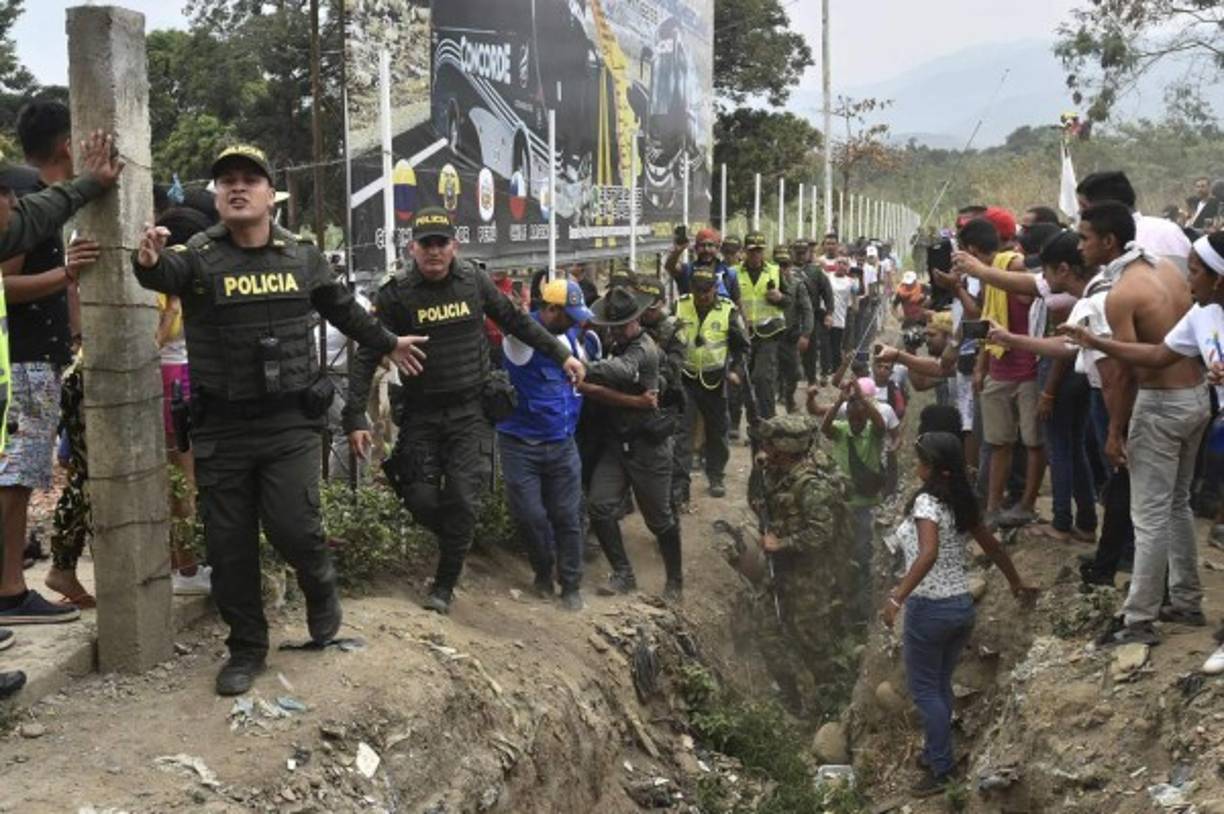 Tras el cierre de la frontera, Kanaan dijo que los militares cruzaron por caminos alternativos a Pacaraima. Fueron encontrados por militares brasileños, que los auxiliaron. Uno de ellos estaba en condiciones de desnutrición, informó otra fuente militar.
