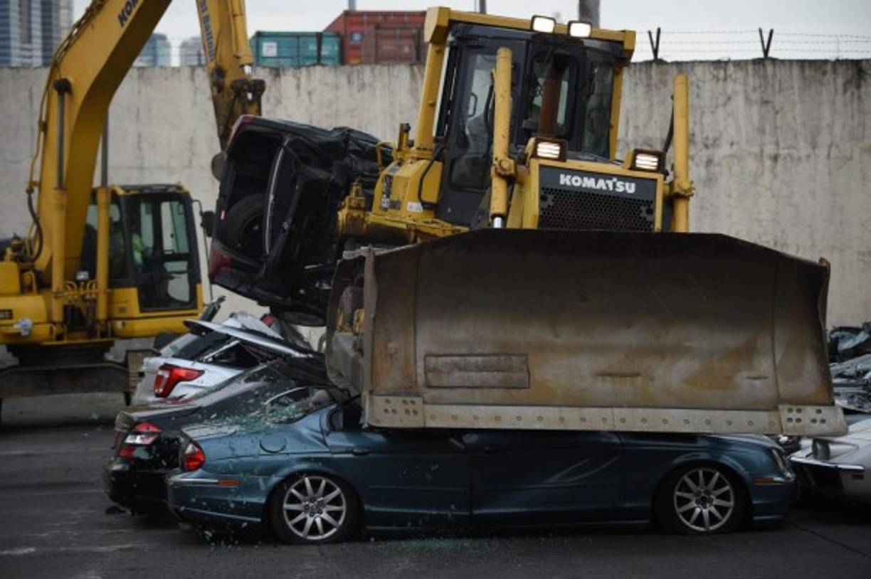 Duterte ha emprendido una polémica lucha antidrogas en Filipinas que ha resultado en la muerte de más de 4.000 supuestos traficantes, valiéndole críticas de Organizaciones de Defensa de los Derechos Humanos.