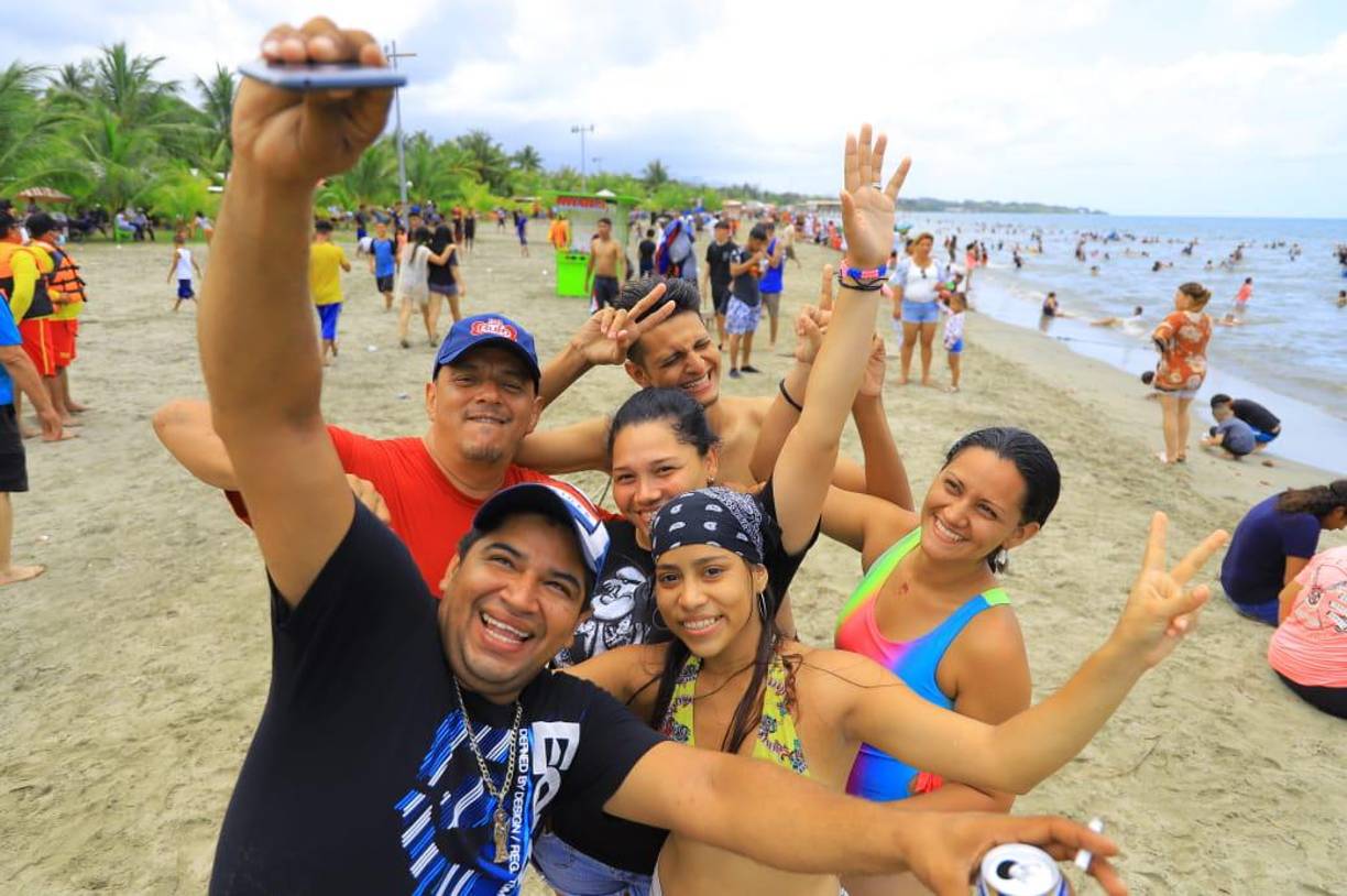 Este grupo de amigos se toma una “selfie” del recuerdo. 