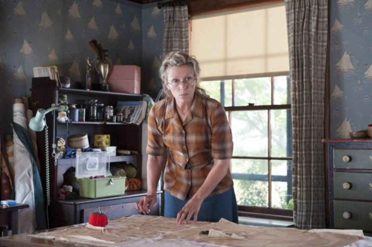 Olive Kitteridge<br/><br/>Cuando se estrenó en 2014, 'Olive Kitteridge' (HBO Max) arrasó en los Emmy, con ocho premios, incluidos los de mejor actriz (Frances McDormand), actor (Richard Jenkins) y actor secundario (Bill Murray).<br/><br/>Cuatro episodios redondos que adaptan la novela homónima de Elisabeth Strout y que son una nueva lección del saber hacer de McDormand, que dota de realismo y humanidad a cualquier personaje que se le ponga por delante. Una historia sencilla y cotidiana que engancha y que es perfecta para ver de un tirón en un día para huir del calor o la lluvia.<br/>