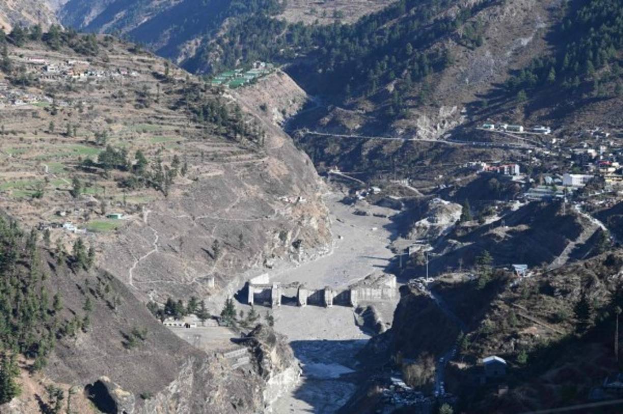 Uno 1,000 rescatistas -incluyendo personal militar, policial y de desastres nacionales- reanudaron su operación de búsqueda desde temprano el lunes.