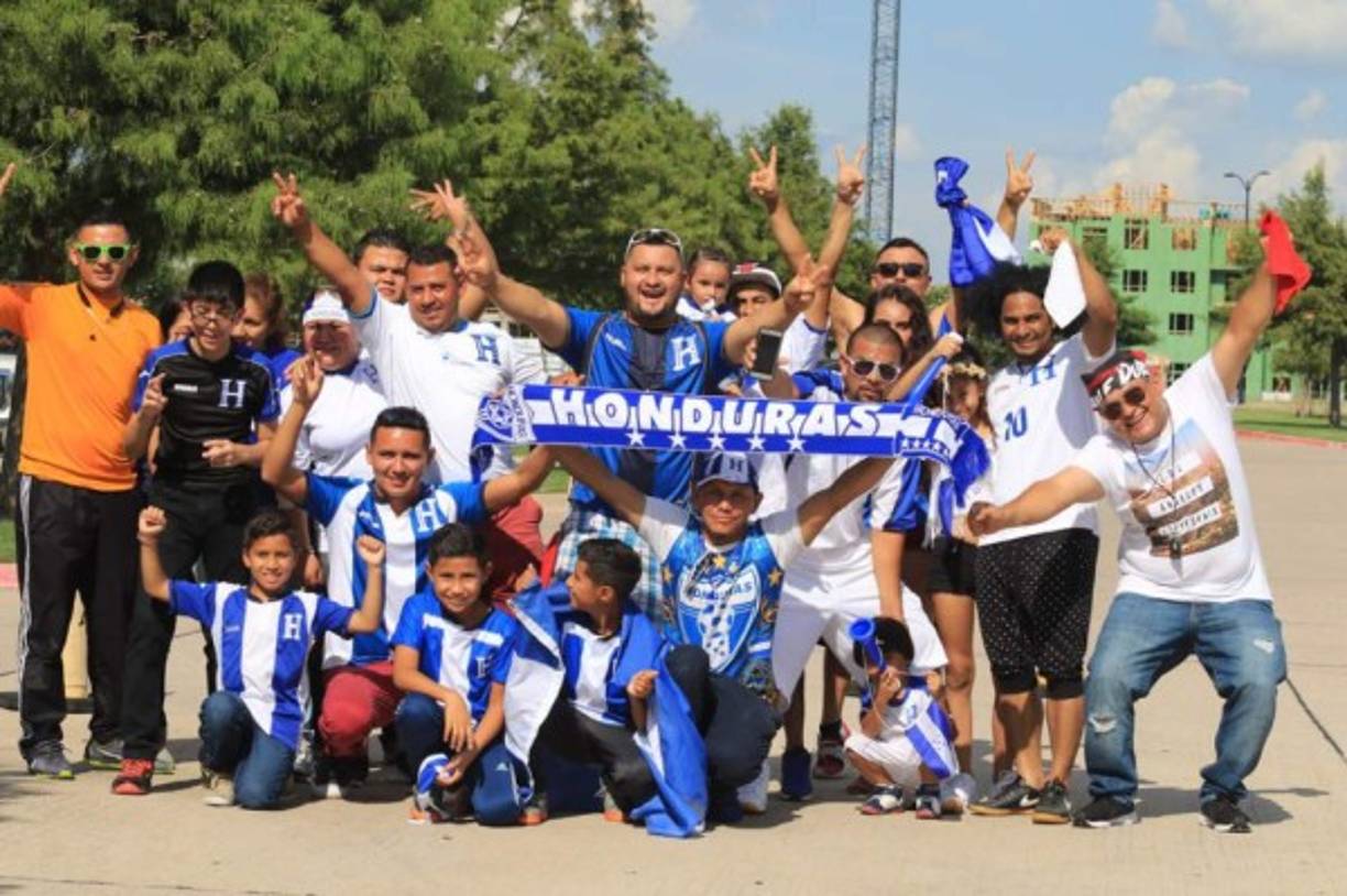 La afición catracha se hizo presente en el Toyota Stadium.