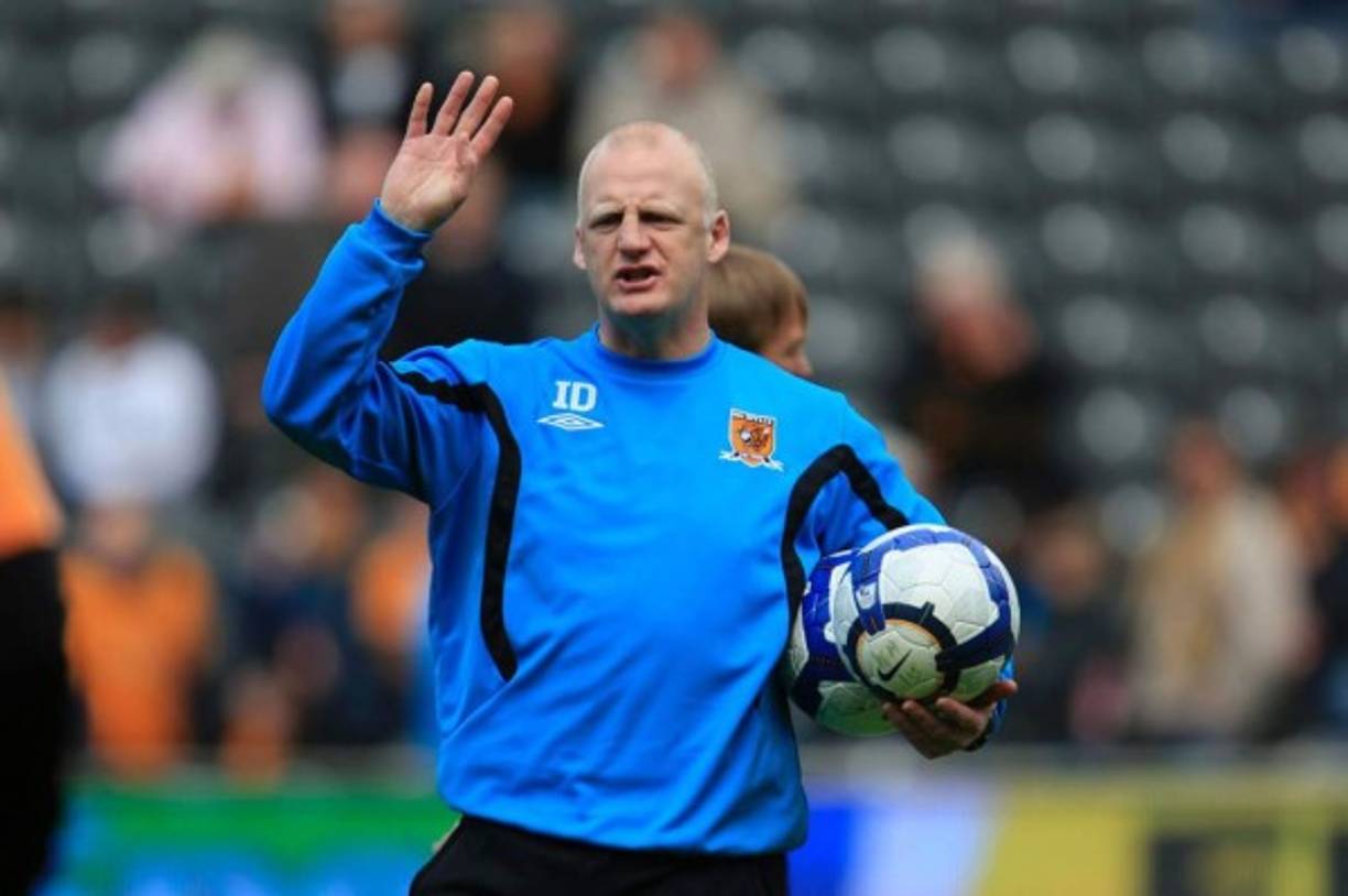 Quizá no conozcas al norirlandés Iain Dowie, y basta recorrer la web para encontrar que su rostro no parece muy amable ni... ¿brillante? Pero antes de ser jugador, se graduó de ingeniero aeronáutico en la Universidad de Hertfordshire.