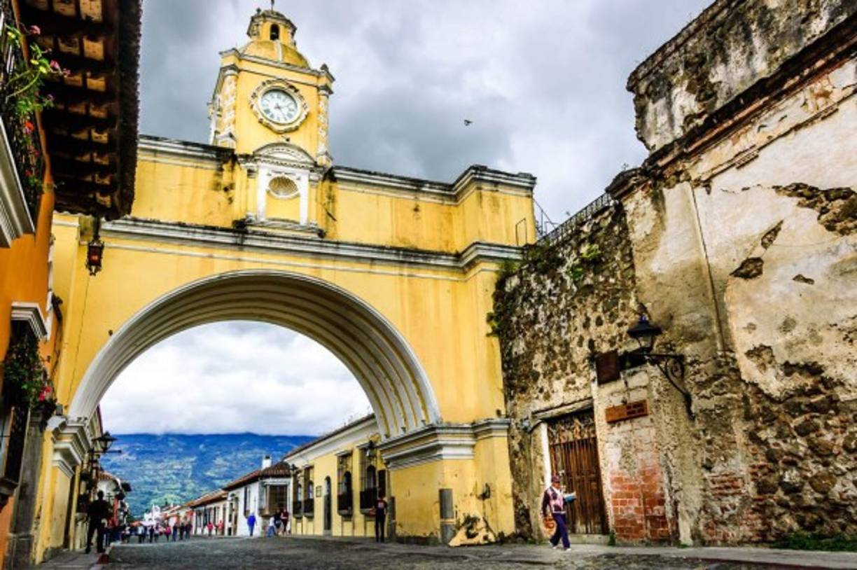 4. Antigua, Guatemala. Patrimonio mundial de la Unesco desde 1979. Fue fundada originalmente como Santiago de los Caballeros de Guatemala en 1541, los españoles establecieron allí su sede. En 1776 varios terremotos destruyeron la ciudad, por lo que la capital se trasladó a Ciudad de Guatemala.