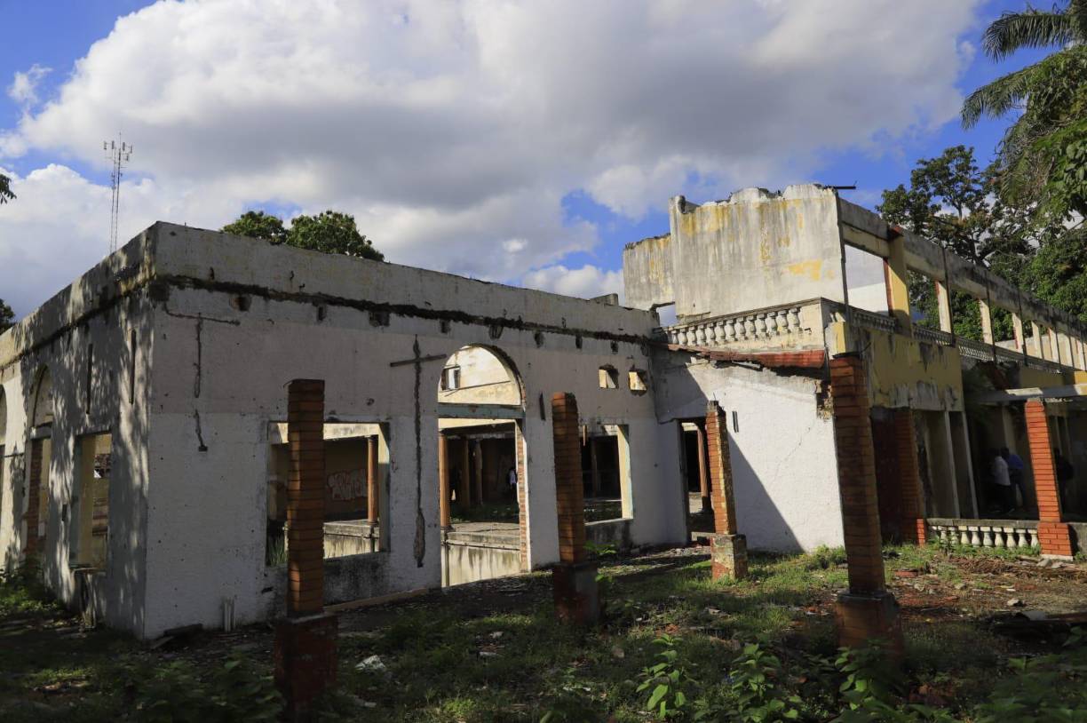  “Los vecinos se quejan de zancudos, de malos olores, este es un lugar de malvivientes, aquí han recogido cadáveres, aquí han habido violaciones y aquí no hay ningún vestigio de que esto sea patrimonio histórico. Nosotros queremos proceder a hacer la demolición. Por aquí hay tráfico de niños y de jóvenes que van a los colegios y tienen que estar aguantando todos estos malos olores y todos los zancudos que proliferan en este sector”, cuestionó.