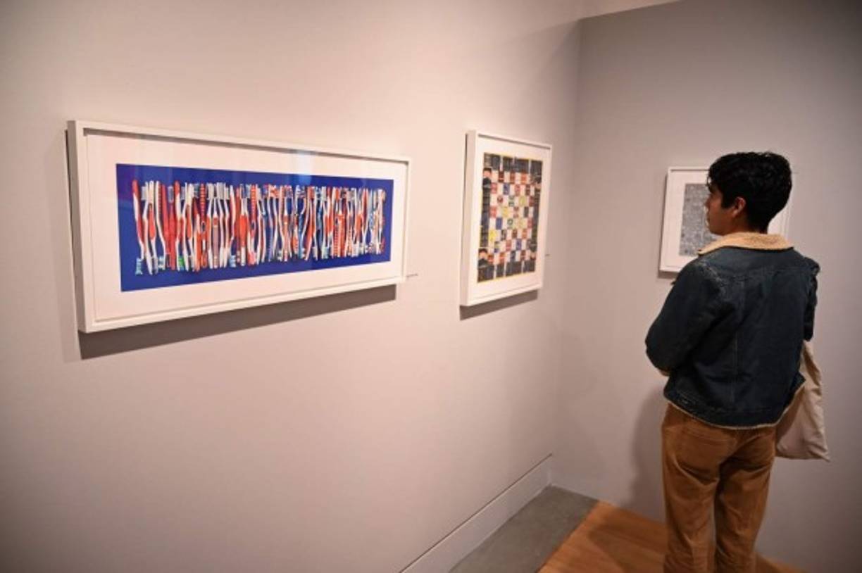 'El Sueño Americano', que se presenta en el centro cultural Skirball de Los Ángeles hasta marzo, exhibe más de 100 fotos de esos desechos, que el artista recolectó en secreto hasta que dejó el trabajo en 2014.