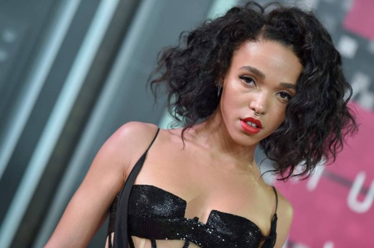 “Definitivamente se han alejado y hablado poco desde que él está en Belfast y ella en Estados Unidos”, agregó la fuente.