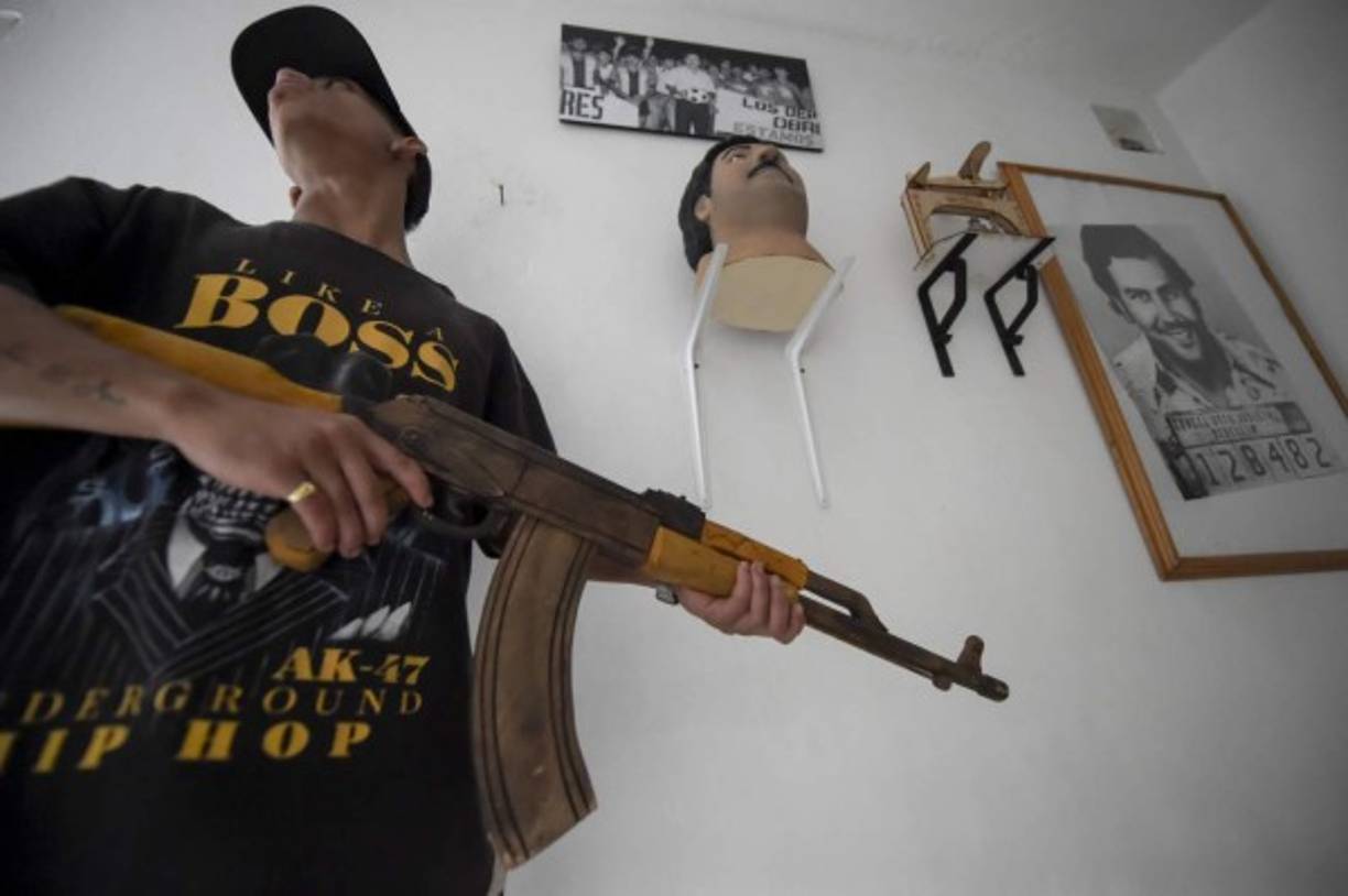 Series de televisión, programas especiales, novelas y biografías sobre Pablo Escobar se multiplican desde hace años en el mundo olvidando la memoria de sus víctimas y reabriendo una herida que Colombia trata de cerrar para dejar atrás una de sus épocas más oscuras.<br/><br/>Precisamente, hoy se cumplen 25 años desde que el capo más célebre cayó abatido en los tejados de su último refugio de Medellín, la ciudad que contribuyó a transformar en la más violenta del mundo y en la que todavía hoy, como si de un peregrinar se tratara, acuden turistas para ver su tumba o conocer su hacienda.<br/>Un hombre muestra una réplica de un rifle AK47 en el museo en el barrio de Pablo Escobar en Medellín, Colombia. <br/>