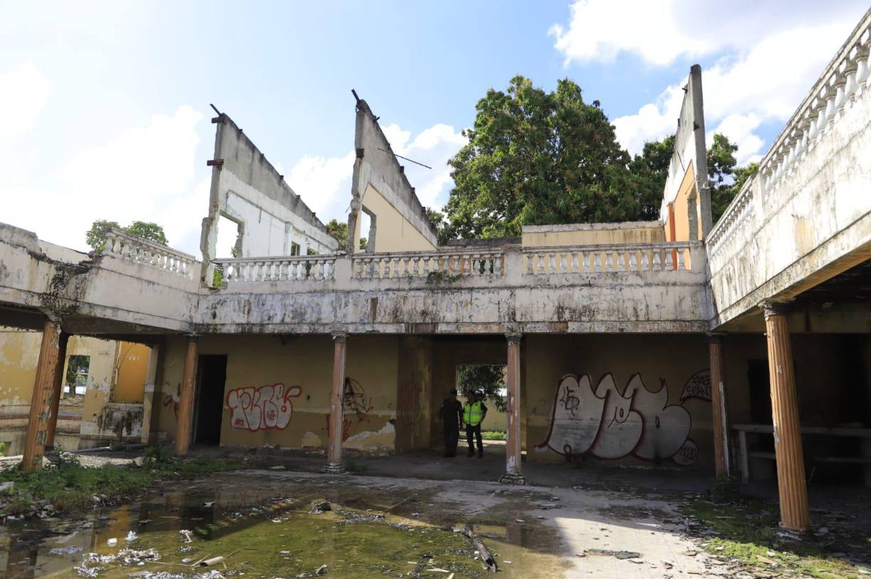 La intención del alcalde es “convertirlo en un parqueo y que sirva para que todas las personas que vienen a los eventos de la Plaza de las Banderas puedan estacionar sus carros aquí”.