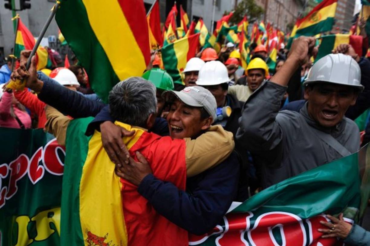 La gente sale a las calles de La Paz para celebrar la renuncia del presidente boliviano Evo Morales, el 10 de noviembre de 2019. AFP