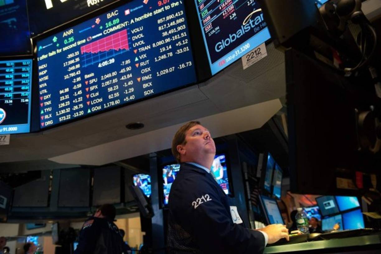 En virtud del corralito vigente desde este lunes, los clientes de las entidades sólo pueden retirar un máximo de 60 euros por día y persona. La medida ha impactado en la bolsa a nivel mundial.