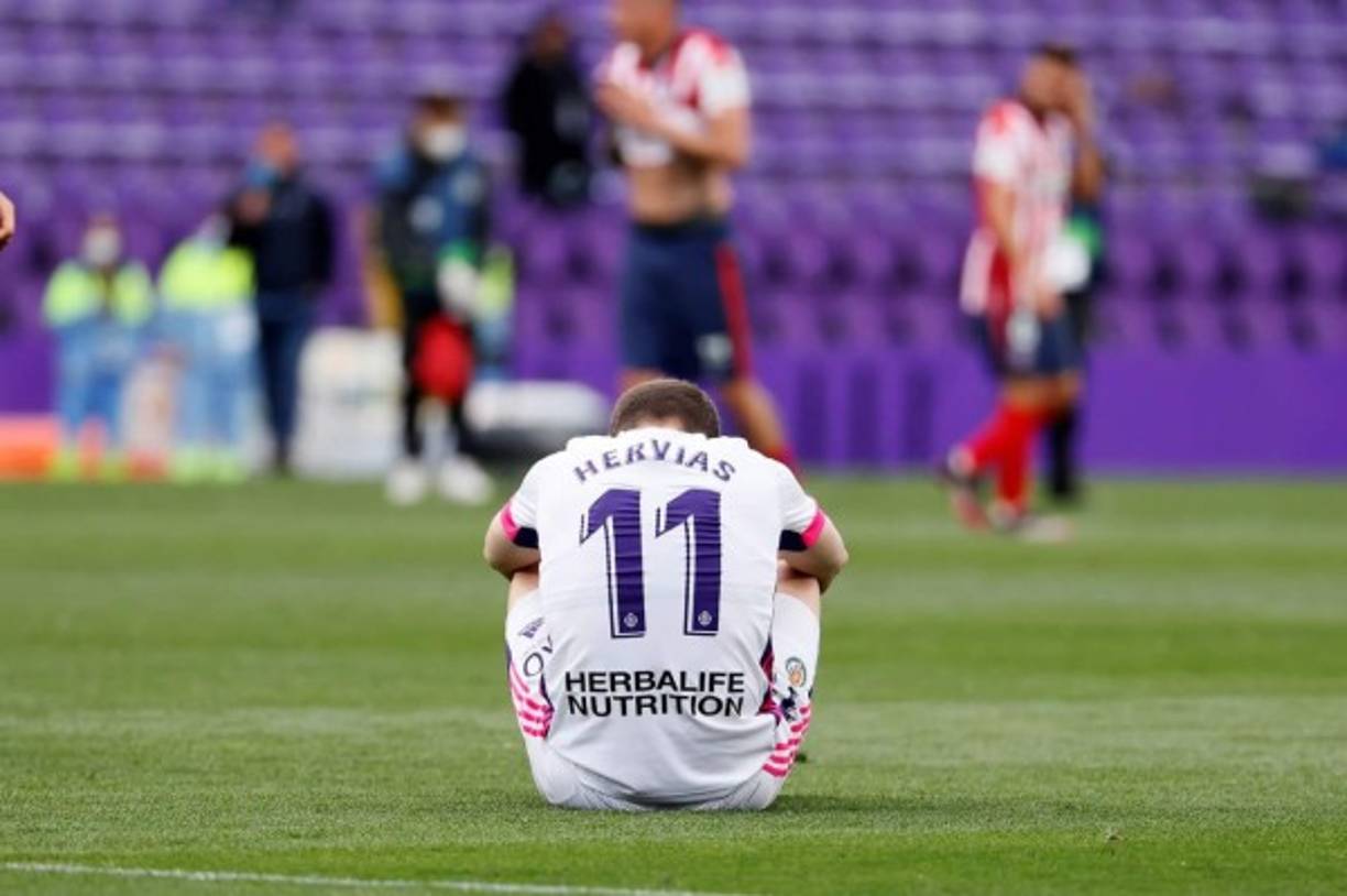 El defensa del Valladolid, Pablo Hervías, triste por el descenso.