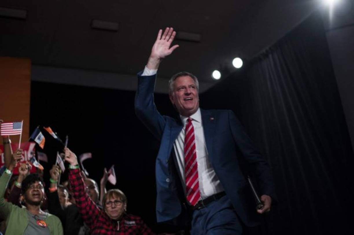 El alcalde de Nueva York desde 2014, Bill De Blasio, presenta como aval las medidas progresistas que ha puesto en marcha en la principal ciudad del país en materia educativa y de vivienda, así como la subida del salario mínimo, aunque le puede pesar su falta de experiencia en política nacional.