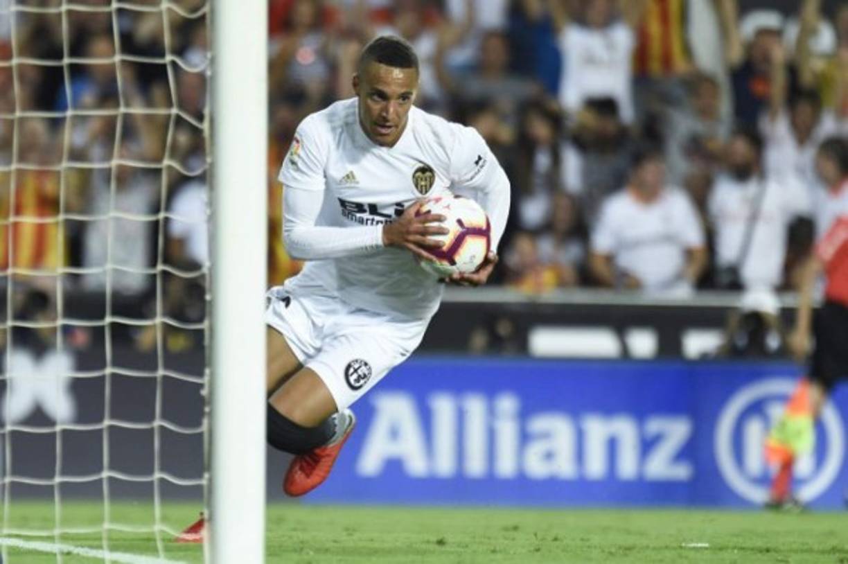 Rodrigo Moreno cuenta con 27 años de edad y juega en el Valencia. Medios señalan que es la opción más fuerte para el Real Madrid, al parecer Julen Lopetegui lo ha pedido.