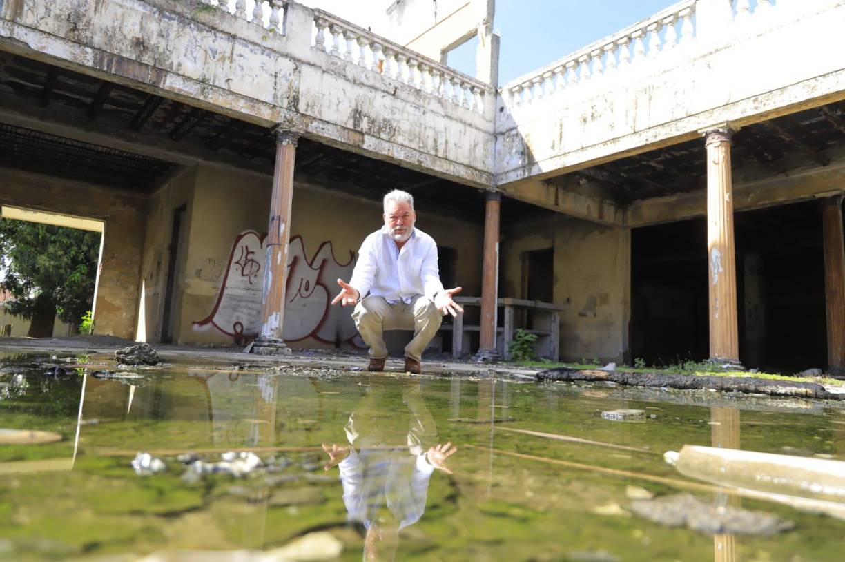 “Cabe destacar que este es un terreno privado, estamos de acuerdo, pero este es el lunar más feo que tiene San Pedro Sula”, agregó. 