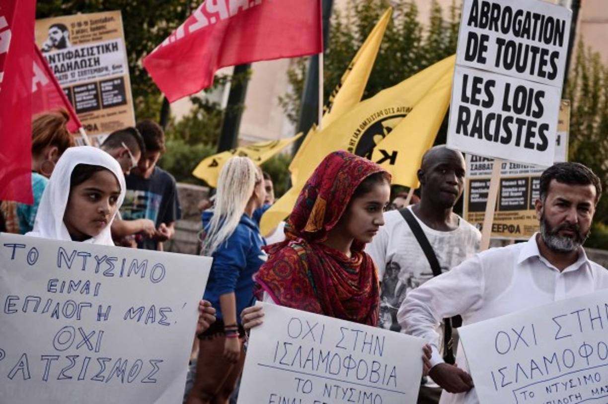 GRECIA. Defienden derecho a uso de burkini. Un grupo de personas protestan frente a la embajada de Francia en Atenas, por la decisión de algunas municipalidades de prohibir el burkini.