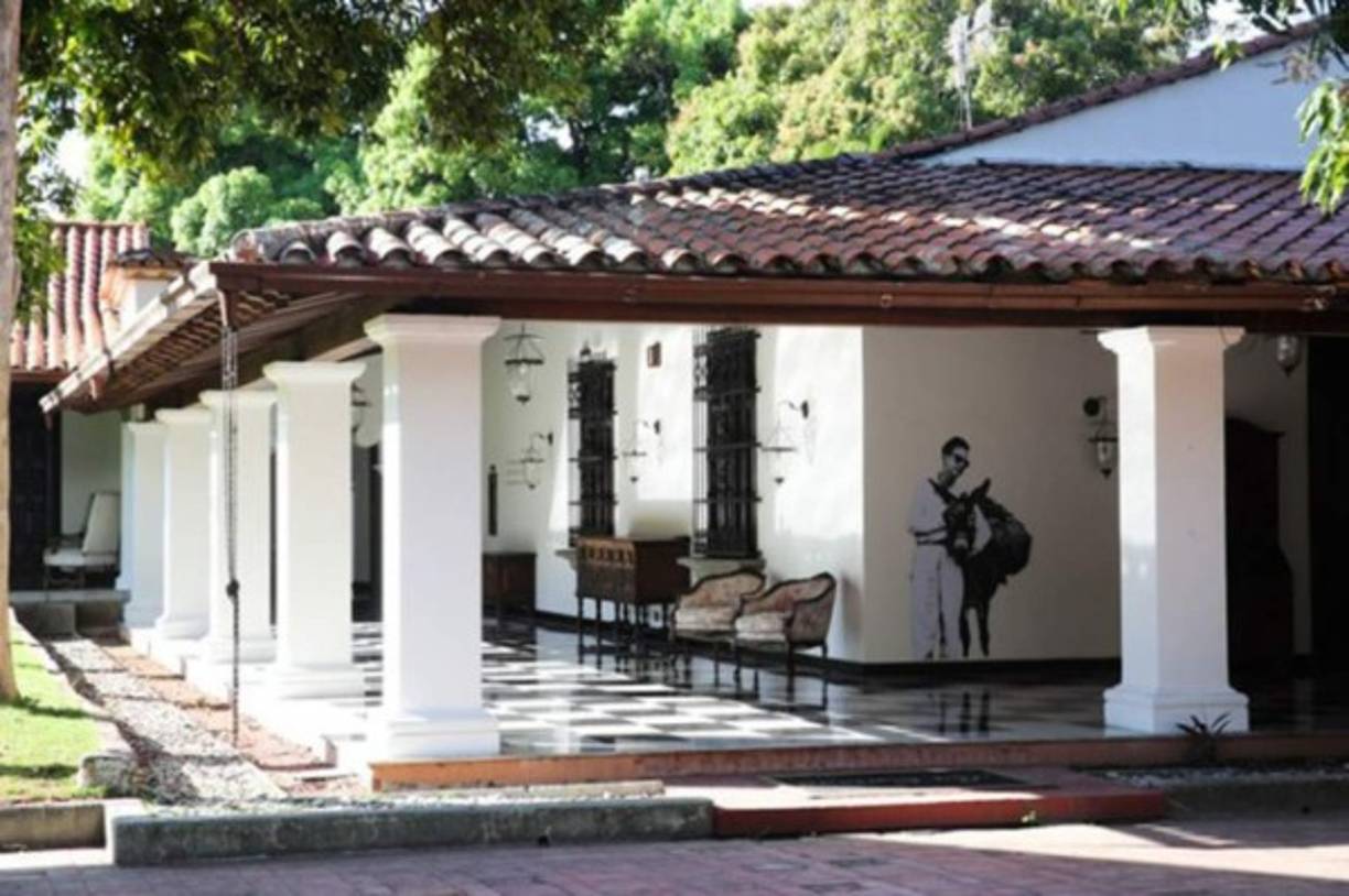 La residencia presidencial de Venezuela ha quedado abierta al público luego de 20 años de Chavismo. La Casona fue construída en 1964 en Caracas, Venezuela, sin embargo en los últimos años estuvo ocupada por la familia del expresidente Hugo Chávez, quien murió en 2013.