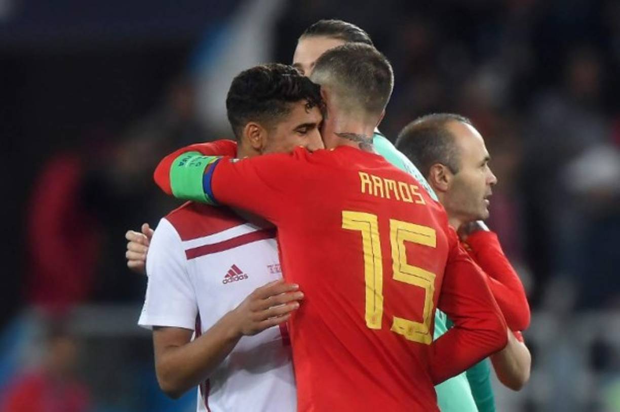 Ramos Ramos abraza al marroquí Achraf Hakimi.