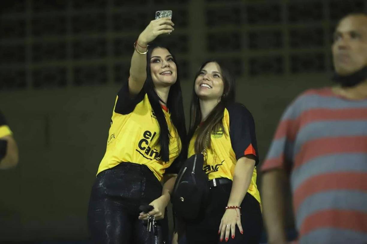Una selfie de estas dos bellezas para recordar el momento que Real España eliminó al Motagua.