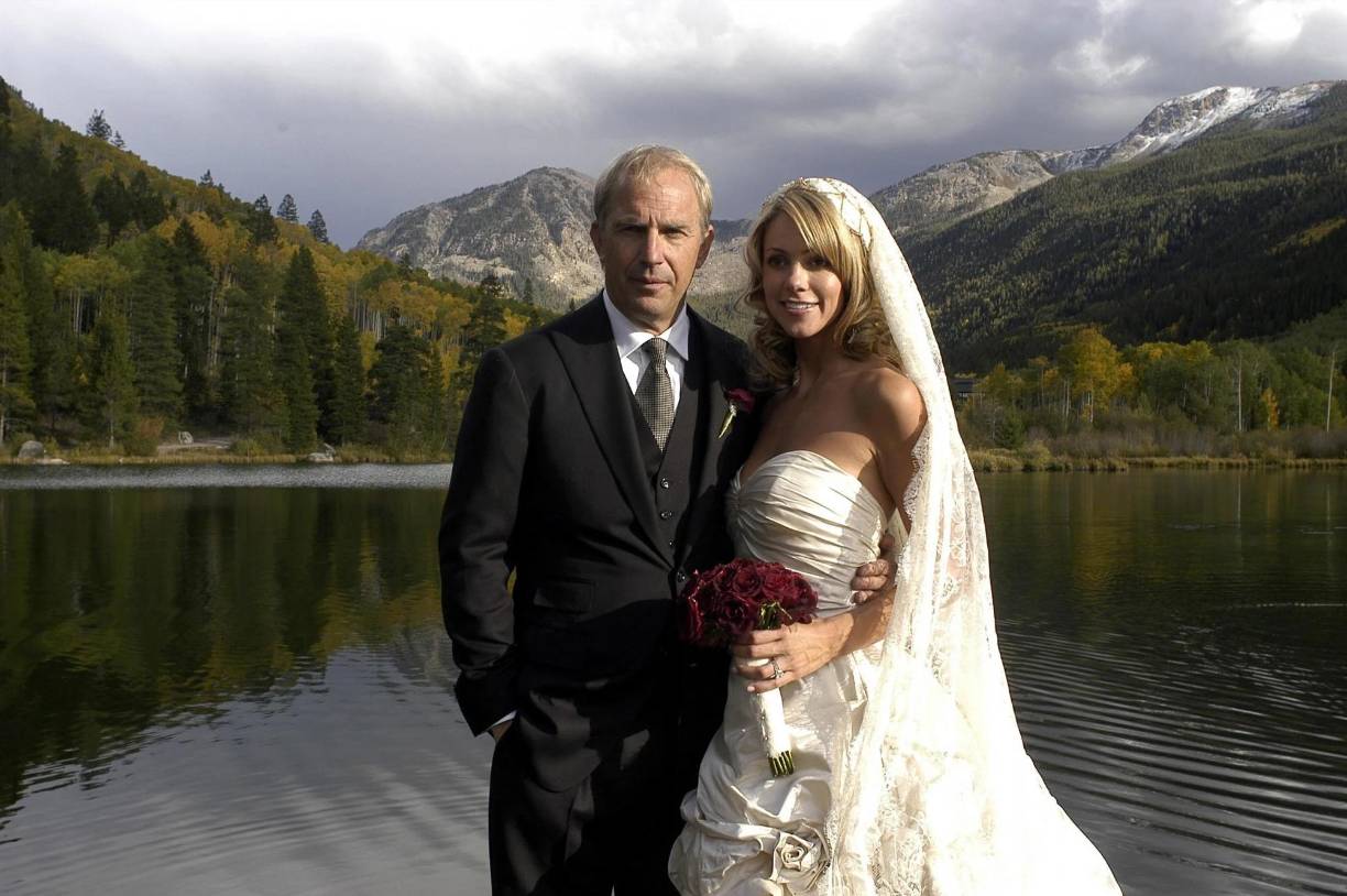 Kevin Costner y Christine Baumgartner se conocieron en 1994, pero se volvieron a encontrar en 1998. Tras varios años de noviazgo, se casaron en septiembre de 2004 en el enorme rancho que la estrella de Hollywood tiene en Aspen, Colorado. La pareja formó una gran familia con sus tres hijos Cayden, Hayes y Grace.