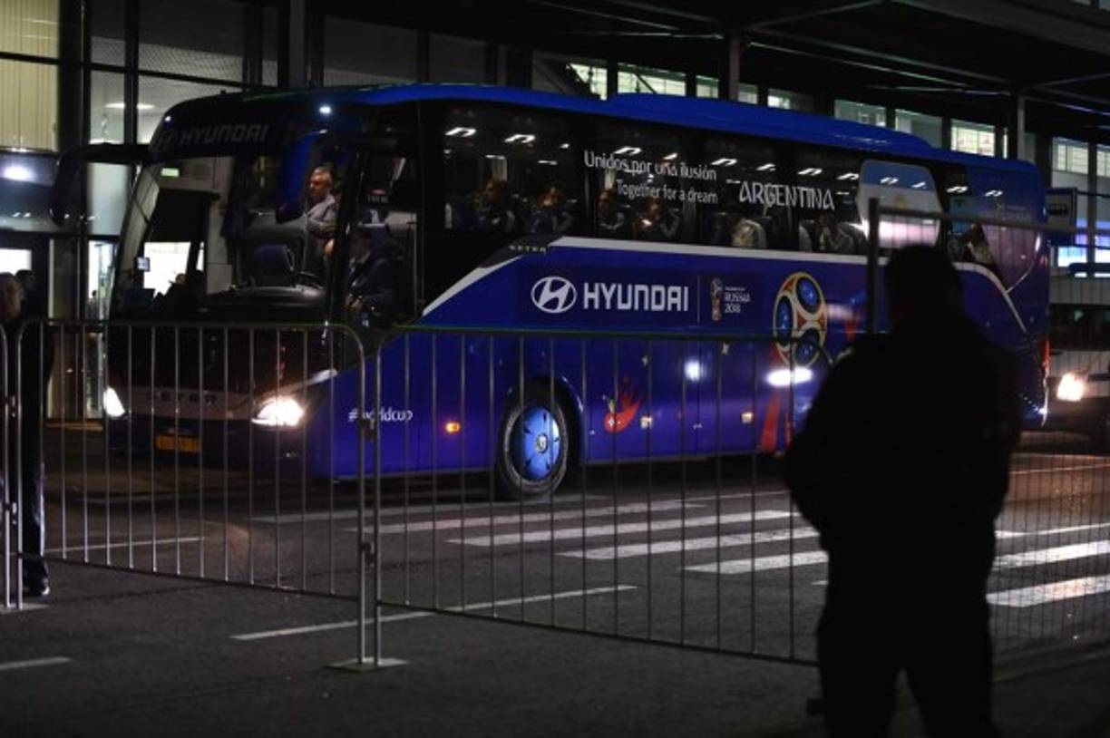 Tras el arribo, la selección argentina se desplazó a continuación a su campamento base en el Bronnitsy Training Centre, donde esperaban decenas de curiosos para recibir al combinado albiceleste al borde de la medianoche. Foto AFP