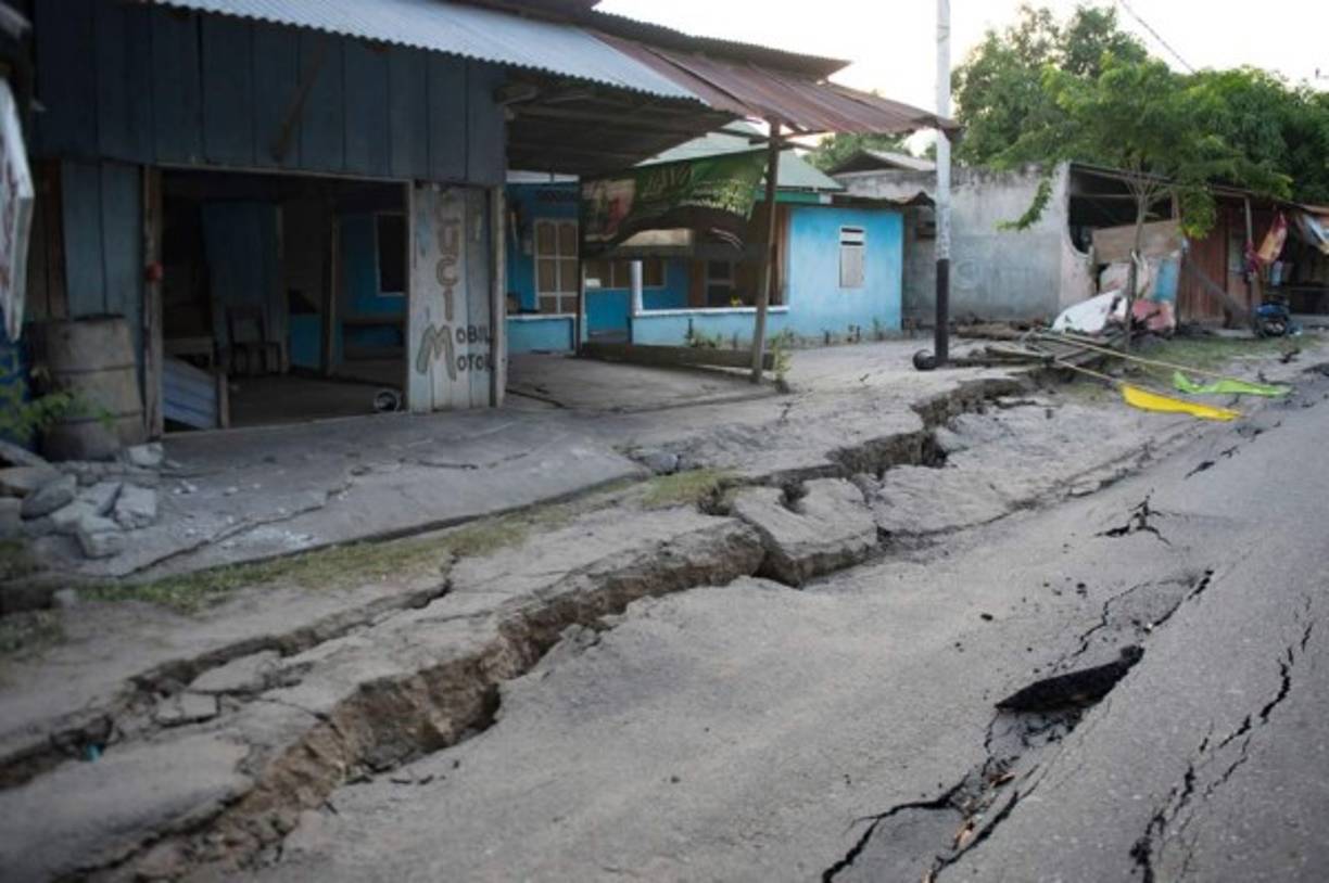 En las casas y calles se puede ver la fuerza con que ambos fenómenos naturales zacudieron distintas zonas de esta región en Indonesia.