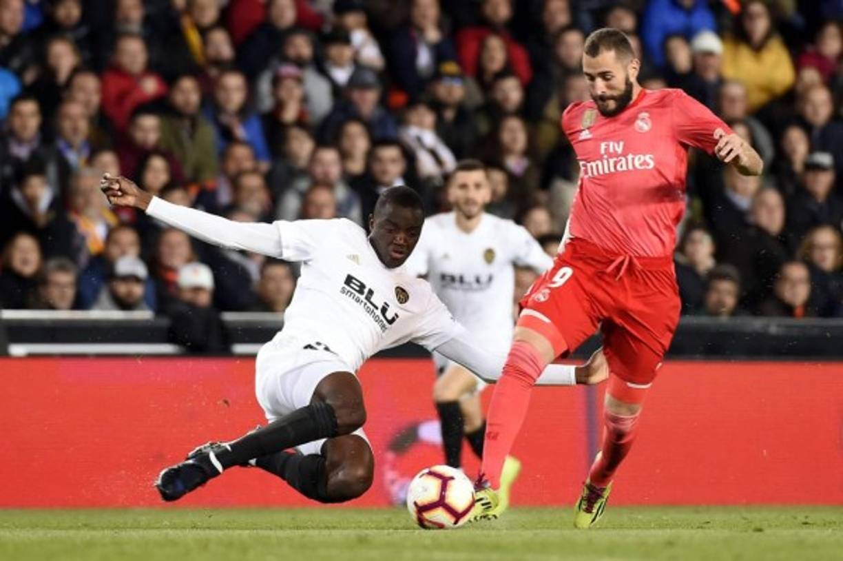 Mouctar Diakhaby se barre para robarle el balón a Karim Benzema. Foto AFP