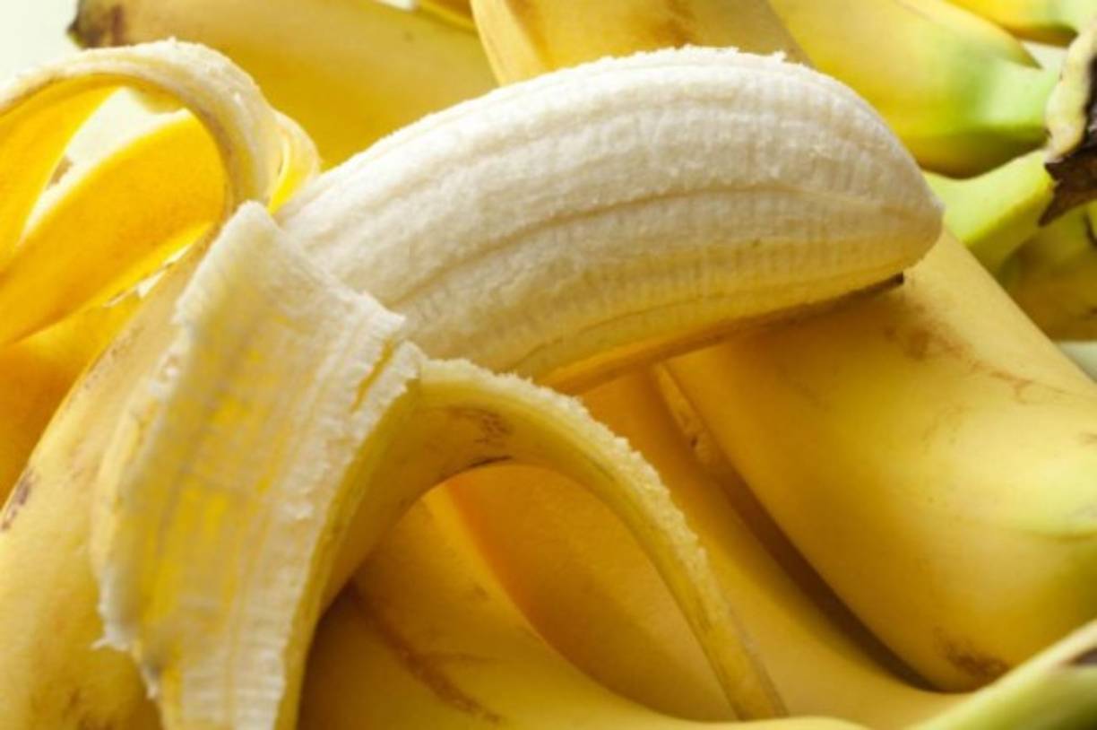 Bananos: al tomar alcohol los bebedores pierden potasio al orinar por lo que es una fruta que recomiendan porque ayuda a restaurar el sistema digestivo y combate las náuseas.