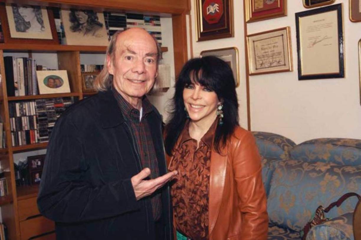 Verónica Castro, quien lo conoció a principios de los años 70 en la obra Don Juan Tenorio y que es mamá de su hijo Cristian, fue de las primeras en reaccionar a la noticia de su fallecimiento. 'QEPD MANU', escribió la diva de las telenovelas en su cuenta de Instagram.<br/>