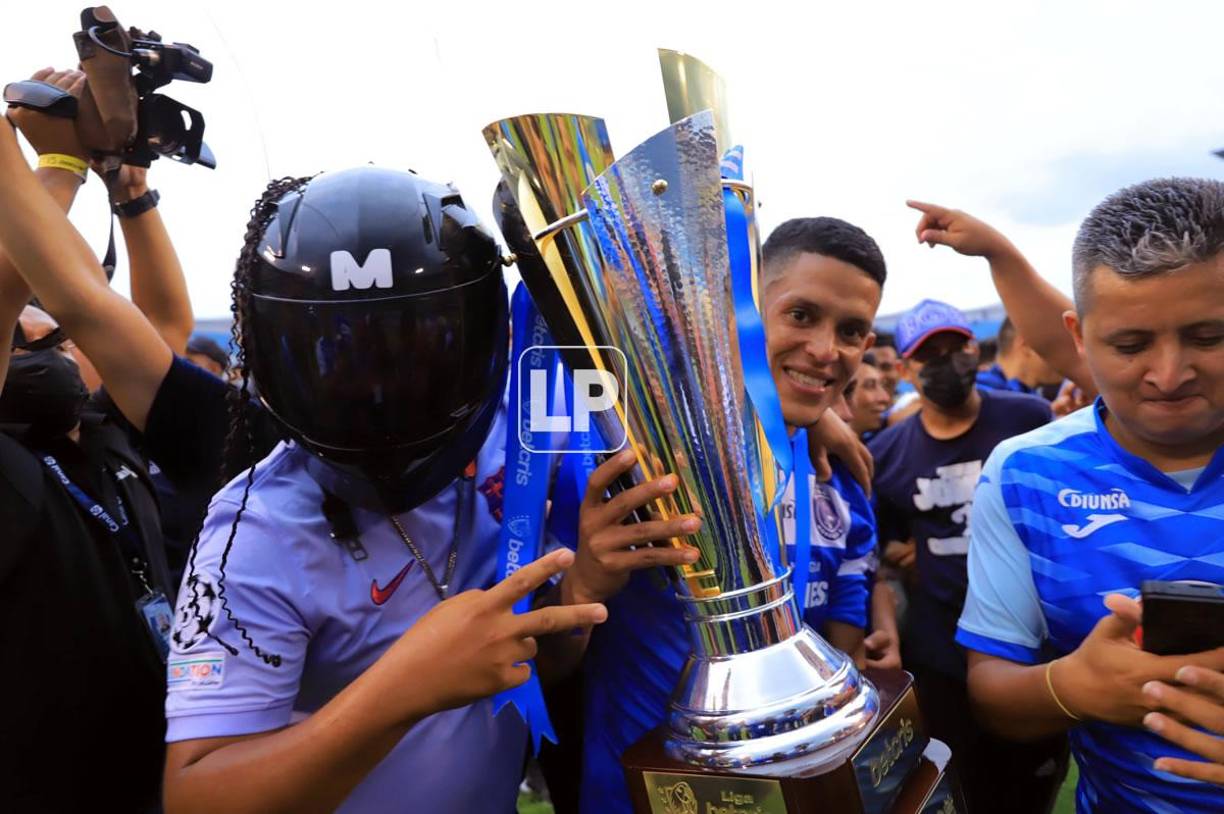 Jesse Moncada también aprovechó para posar con la Copa.