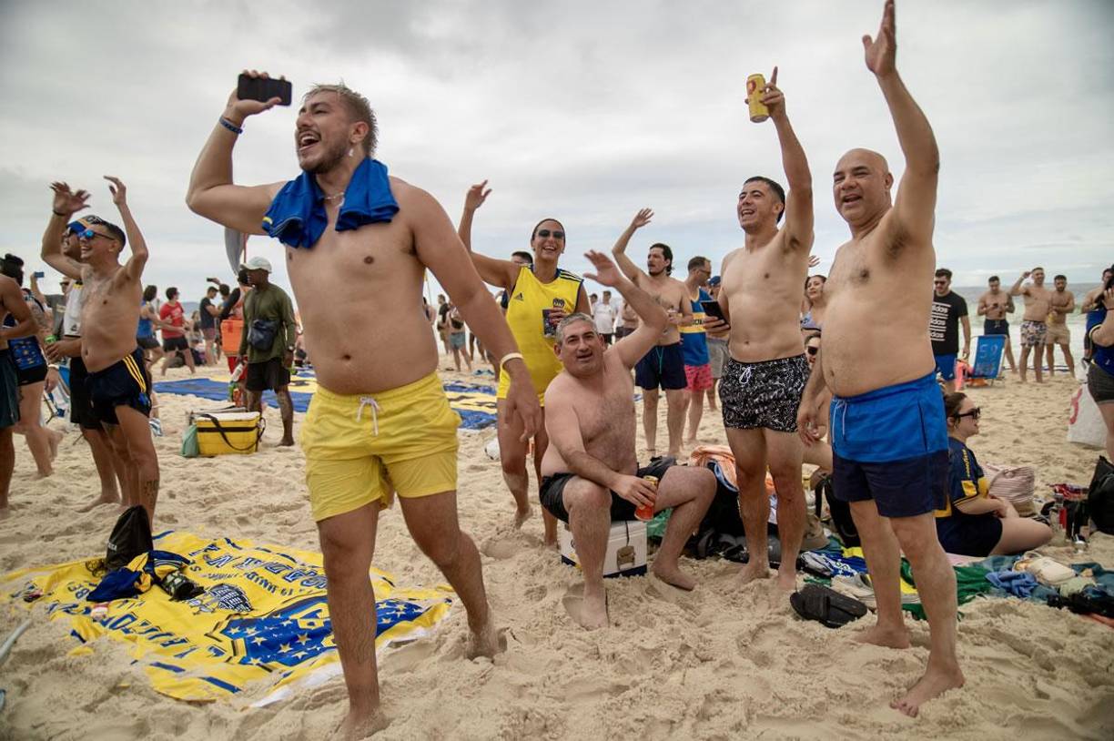 Los aficionados vestidos de azul y dorado, cada vez más numerosos en esta ciudad brasileña, se concentraron en un trecho de la más famosa de las playas de Río de Janeiro para animar al conjunto xeneize a dos días de la final, en una fiesta con cánticos, coreografías, provocaciones y ondeo de banderas. 