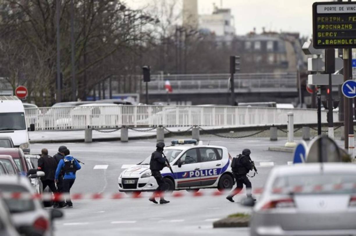 Estos dos dramáticos sucesos llenaron de tensión y atascos la capital francesa, donde la céntrica estación de metro Trocadero fue desalojada por una falsa amenaza de bomba, mientras los nervios estaban a flor de piel.
