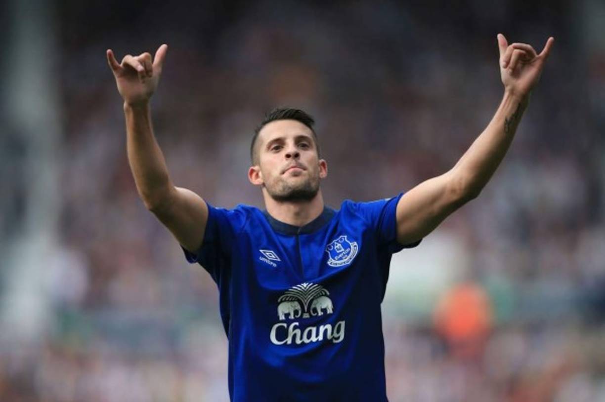 Kevin Mirallas (28, extremo) - Everton. Con su fútbol vertical y directo, el futbolista belga ha sido una de las figuras del Everton desde que llegó a la Premier League. Equipos interesados: AC Milan, Marsella y Mónaco.