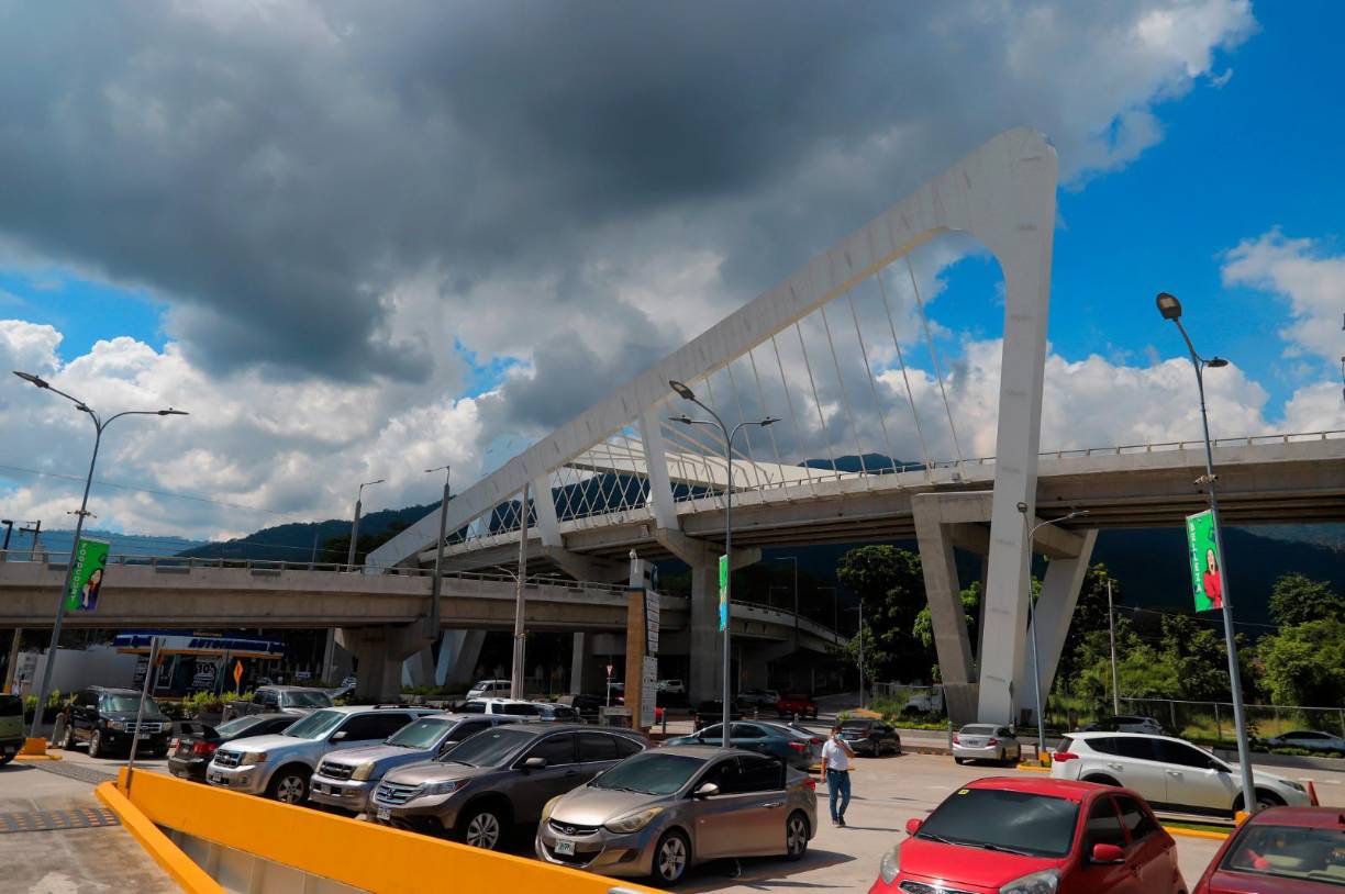 Los dos puentes a desnivel que se encuentran en las cercanías del hospital Mario Catarino Rivas.