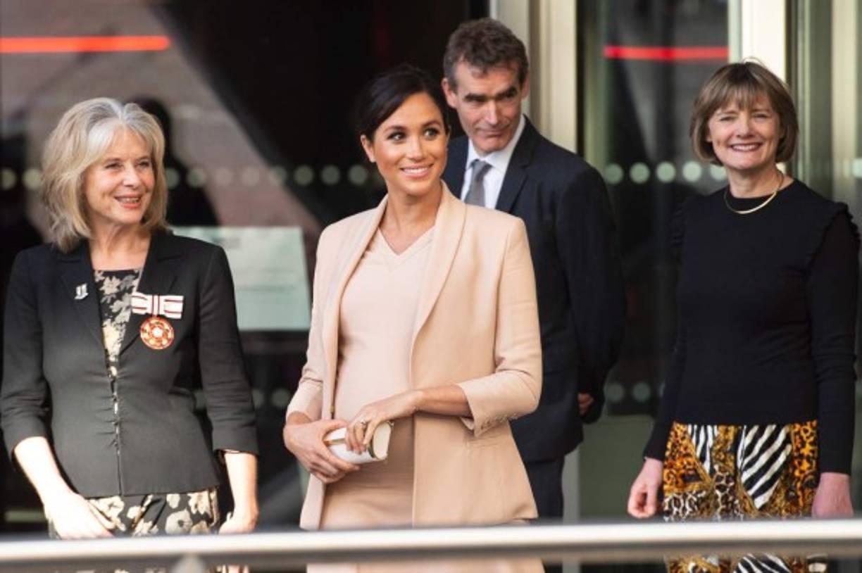 Durante su visita, Meghan, quien tiene más de seis meses de embarazo, aprendió sobre el trabajo de la institución y se reunió con el personal y los aprendices que trabajan tras bambalinas.<br/>