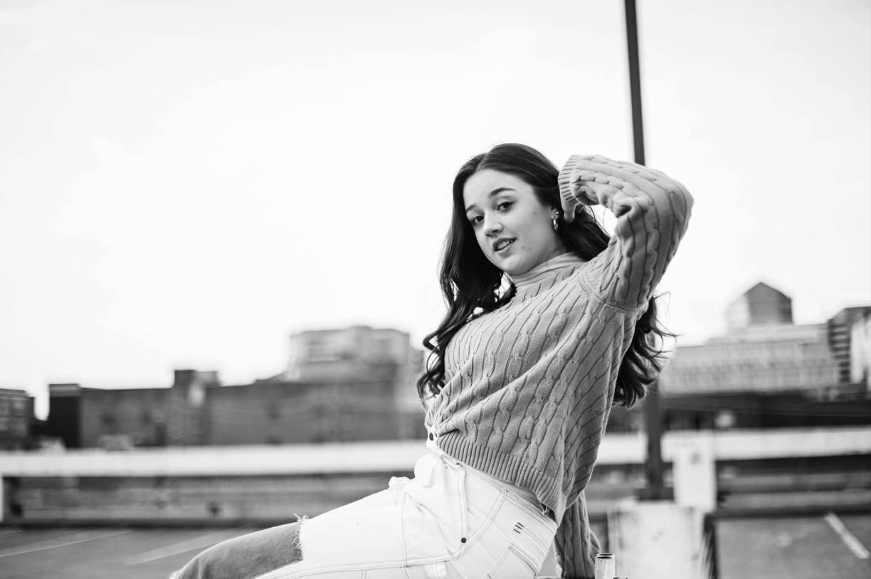 La policía del condado de Boone informó que la rueda se desprendió de un camión rebotó sobre el guardarraíl de concreto y luego se estrelló contra el parabrisas de Collins.